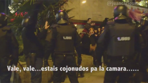 Captura de un vídeo grabado por Juan Carlos Mohr que refleja una carga policial durante una protesta en Madrid.