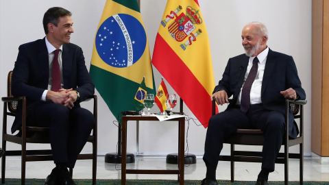 El presidente del Gobierno, Pedro Sánchez (i), y el presidente de la República Federativa de Brasil, Luiz Inácio Lula da Silva (d), durante una reunión, en el Palacio de Planalto, a 6 de marzo de 2024, en Brasilia