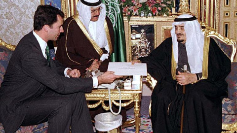 El por entonces príncipe heredero de España, Felipe le entrega una carta al ya fallecido rey saudí Fahd en Riyadh, en 1999. / AGENCIA DE PRENSA SAUDITA / SPA / AFP