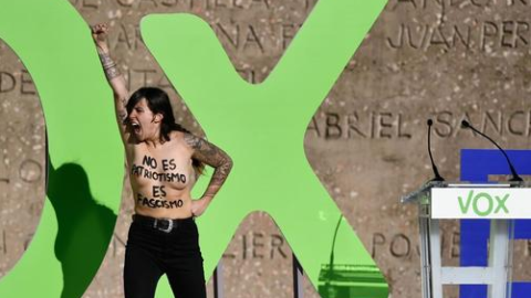 Activistas de Femen irrumpen en el acto de cierre de campaña de Vox en Madrid. /  AFP - OSCAR DEL POZO