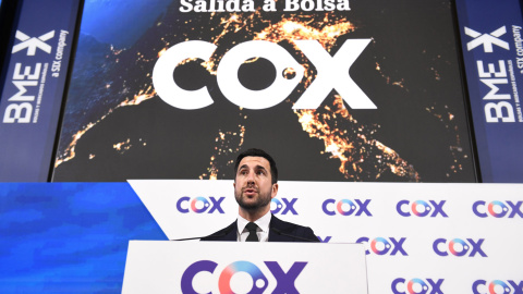 El fundador y presidente ejecutivo de Cox, Enrique Riquelme, interviene durante el acto de salida a Bolsa de su compañía, en la Bolsa de Madrid. E.P./Fernando Sánchez / Europa Press