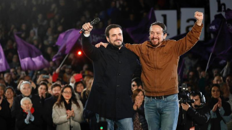 Alberto Garzón y Pablo Iglesias durante el acto de cierre de campaña / EFE