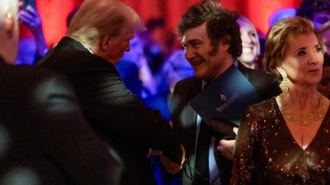 El presidente electo de Estados Unidos, Donald Trump, saluda al presidente argentino, Javier Milei, en la gala del America First Policy Institute (AFPI) en Mar-A-Lago en Palm Beach (Florida, EEUU). REUTERS/Carlos Barria