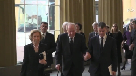 El rey emérito y la reina emérita, Juan Carlos y Sofía, asisten a la recepción real con Carlos III tras la muerte de Isabel II.