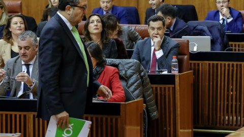 El líder de Vox en Andalucía, Francisco Serrano, pasa ante el candidato Juanma Moreno (c-d), en el Parlamento de Andalucía. - EFE