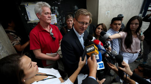 El cónsul honorífico de Suecia en Quito, Ola Ernberg (c), junto al padre del experto informático Ola Bini, Dag Gustafsson (2i), habla a los medios durante la visita a Ola Bini, en un centro de reclusión este martes, en Quito (Ecuador). El Gobierno de 