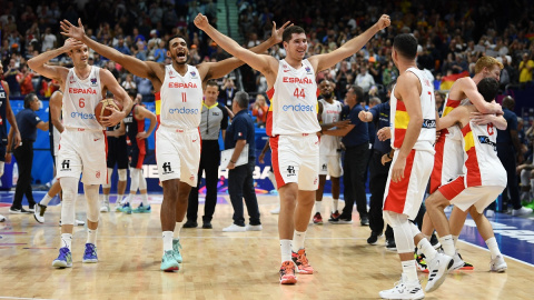 Los jugadores de la selección española de baloncesto celebran el triunfo en la final del Eurobasket contra Francia.