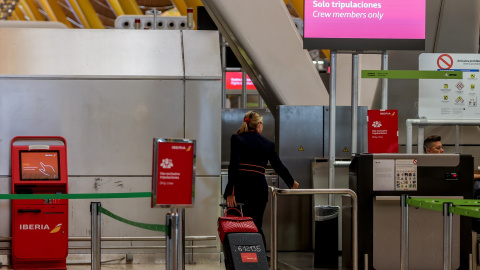 Una azafata en la zona de embarque en la T4 del Aeropuerto Adolfo Suárez Madrid