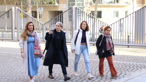 Candela López, Ada Colau, Jéssica Albiach i Gemma Tarafa a l'entrada de l'Assemblea Nacional dels Comuns.