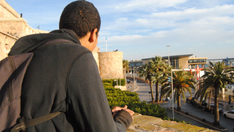 Amin, un menor de 17 años que vive en situación de calle en Melilla, observa el puerto de la ciudad autónoma.- IRENE QUIRANTE