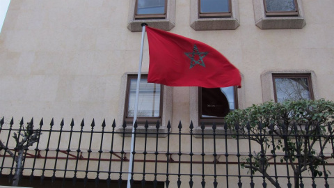 Bandera de Marruecos en la Embajada marroquí en Madrid.