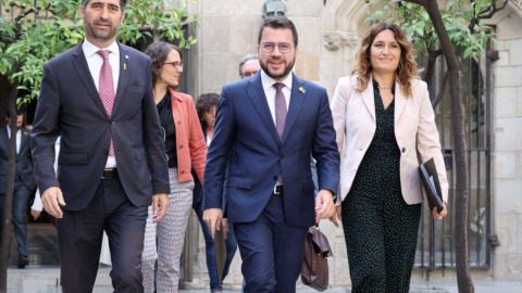 El president de la Generalitat, Pere Aragonès, dirigint-se a la reunió del Consell Executiu amb el vicepresident del Govern, Jordi Puigneró, i la consellera de la Presidència, Laura Vilagrà.