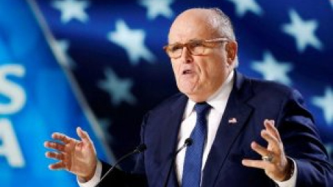 Una exempleada de Giuliani, exabogado de Trump, le demanda por agresión sexual