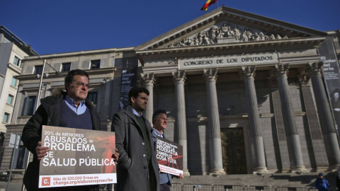 Víctimas de abusos sexuales durante la protesta frente al Congreso. / EFE