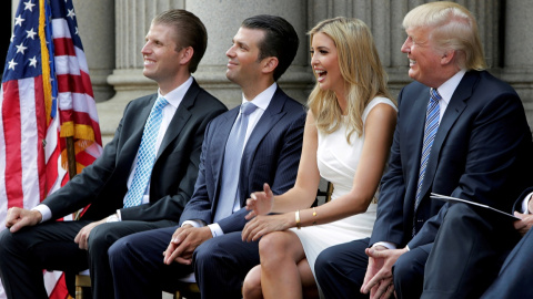 Foto de julio de 2014, antres de su llegada a la Casa Blanca, de Donald Trump con sus hijos Eric, Donald Jr., e Ivanka, en la inauguración del Trump International Hotel en el Old Post Office Building, en Washington. REUTERS / Gary Cameron