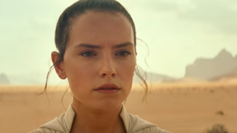 Daisy Ridley, que interpreta a Rey en la saga de 'Star Wars' en una captura de pantalla del adelanto de la última película. / YOUTUBE