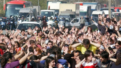 Estudiantes de la Universidad Autónoma de Barcelona cortando el tráfico a la altura de la localidad de Bellaterra/EFE