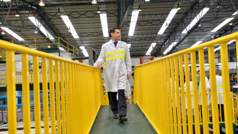 El presidente de la Junta de Andalucía, Juanma Moreno, en una imagen de enero de 2019, en su visita las instalaciones de la planta de agua mineral natural Lanjarón, propiedad del grupo Danone. E.P./Junta de Andalucía