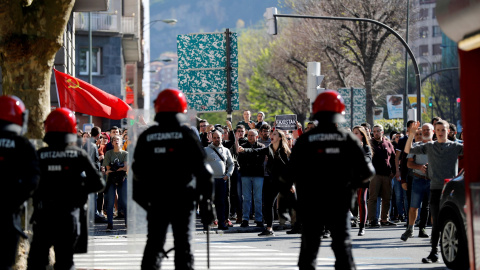 13/04/2019.- La Ertzaintza ha cargado este sábado contra un centenar de personas concentradas contra Vox ante el Palacio Euskalduna de Bilbao, donde a las 18.00 participa en un acto electoral su líder Santiago Abascal. EFE/ Luis Tejido