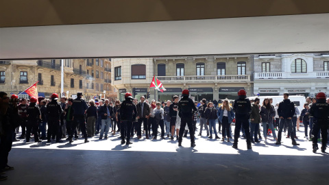 13/04/2019 - Cerca de 300 personas se concentran en el exterior del Kursaal para protestar por el mitin de Abascal. / EUROPA PRESS