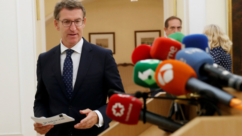 El presidente de la Xunta de Galicia, Alberto Nuñez-Feijóo, durante la conferencia de prensa posterior a su reunión con la Ministra de Hacienda María Jesús Montero, en Madrid. EFE/Chema Moya