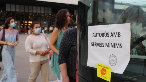 Passatgers esperant per pujar a un bus de la línia 27 a la parada de l'estació de Sants.