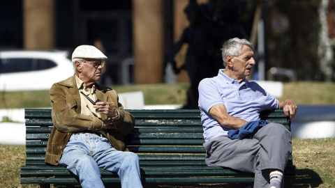 Dos ancianos en un banco. EFE/Archivo