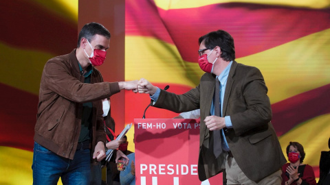 El presidente del Gobierno y secretario general del PSOE, Pedro Sánchez, saluda al candidato del PSC a la presidencia de la Generalitat, Salvador Illa, durante el acto final de campaña de las elecciones catalanas del 14F. EFE