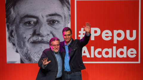 El presidente del Gobierno y secretario general de los socialistas, Pedro Sánchez, y el precandidato a la alcaldía de Madrid,  Pepu Hernández. EFE/Emilio Naranjo