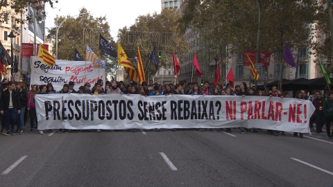 Profesores, estudiantes, mÃ©dicos y funcionarios protestan contra los recortes en CataluÃ±a