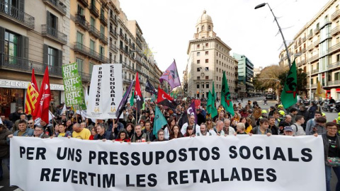 Miles de trabajadores públicos de la Generalitat -médicos y personal sanitario, profesores, bomberos y asistentes sociales, entre otros-, y estudiantes universitarios y de secundaria se manifiestan en Barcelona/. EFE