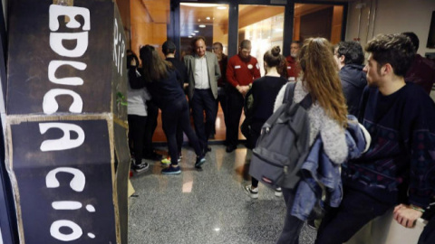 Encierro de alumnas en la Facultad de Filosofía y Ciencias de la Educación de la UV | EFE