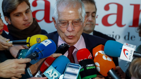 El ministro de Exteriores atiende a los medios durante su participación en un acto sobre el brexit en la Cámara de Comercio - EFE/ Emilio Naranjo