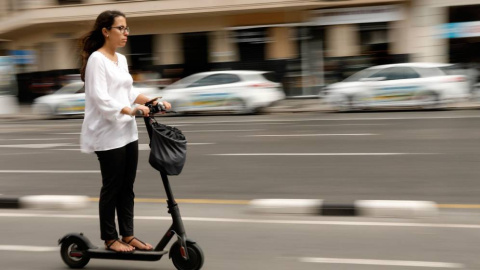 Una mujer usa un patinete eléctrico. EFE/Archivo