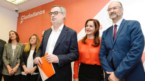 Silvia Clemente, junto a José Manuel Villegas (i) y Luis Fuentes, coordinador regional de Cs. EFE