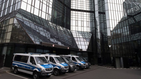 Vehículos de la policía estacionados en la sede de Deutsche Bank en Frankfurt en el registro por sospechas de lavado de dinero (29 de noviembre de 2018) | AFP