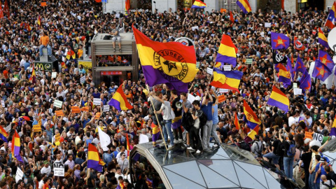 Cientos de banderas republicanas durante las protestas tras la abdicación de Juan Carlos I