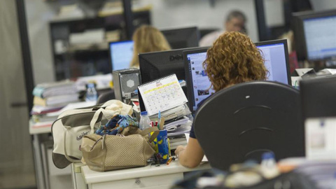 ¿Qué te parece que se obligue a todos los empleados a fichar a diario en el trabajo? FOTO: Europa Press