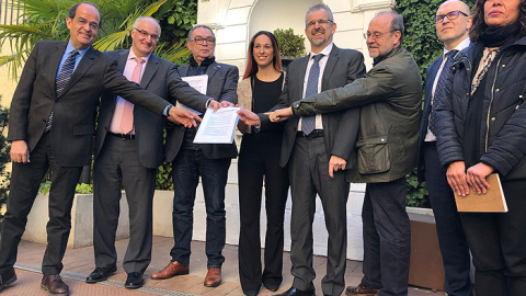 Los firmantes de la petición al Defensor del Pueblo posan tras registrar su escrito. P. R.