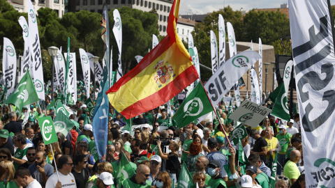 Un momento de la manifestación convocada por CSIF en Madrid, para exigir una subida salarial justa y una jubilación digna, además de mostrar su rechazo al empobrecimiento social y al deterioro de los servicios públicos.