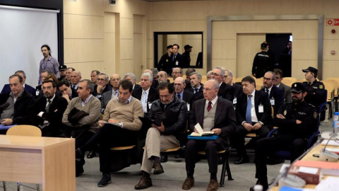 El expresidente de Bankia Rodrigo Rato (d, primera fila) junto al resto de acusados, durante la primera sesión del juicio por la salida a Bolsa de la entidad en 2011. - EFE