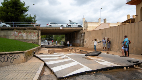 Los vecinos inspeccionan el estado de la carretera tras las inundaciones en Tarragano, a 24 de septiembre de 2022.