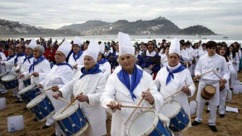 Tamborradas en San Sebastián. / EFE - JAVIER ETXEZARRETA