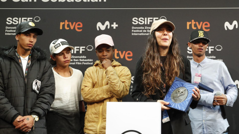 La realizadora colombiana Laura Mora, agradece junto a los protagonistas de su película 'Los reyes del mundo' el premio Feroz que ha recogido durante un acto celebrado este sábado en la 70 edición del Festival de Cine de San Sebastián.