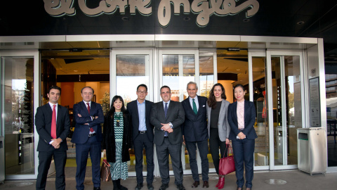 Víctor del Pozo, consejero delegado de El Corte Inglés, con Rodrigo Cipriani Foresio, director de Alibaba Group para España, Italia, Portugal y Grecia (en el centro), con otros directivos del grupo chino y de la cadena de grandes almacenes.