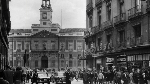 La desembocadura de la calle Preciados en la Puerta del Sol, en una imagen de 1966.