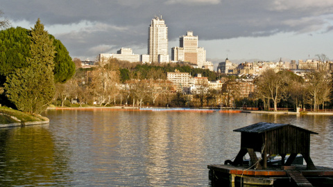 Vista de Madrid desde el lago de la Casa de Campo  (actualmente desecado para su rehabilitación).