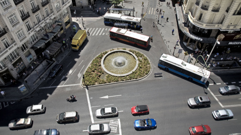 La Red de San Luis (la plazoleta que enlaza la calle Montera con la Gran Vía) cuando todavía circulaban vehículos por ella.