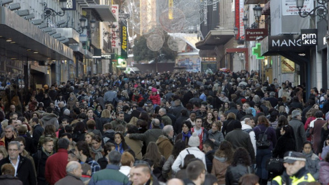 La calle Preciados, una de las principales arterias comerciales del centro de Madrid, en Navidades. EFE