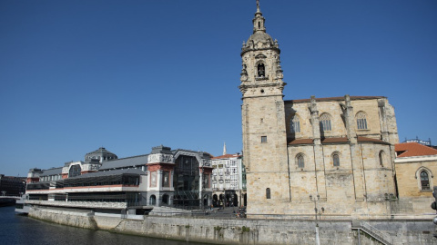 La iglesia de San Antón y el mercado de la Ribera, en la margen derecha del río Nervión, en la ciudad de Bilbao.